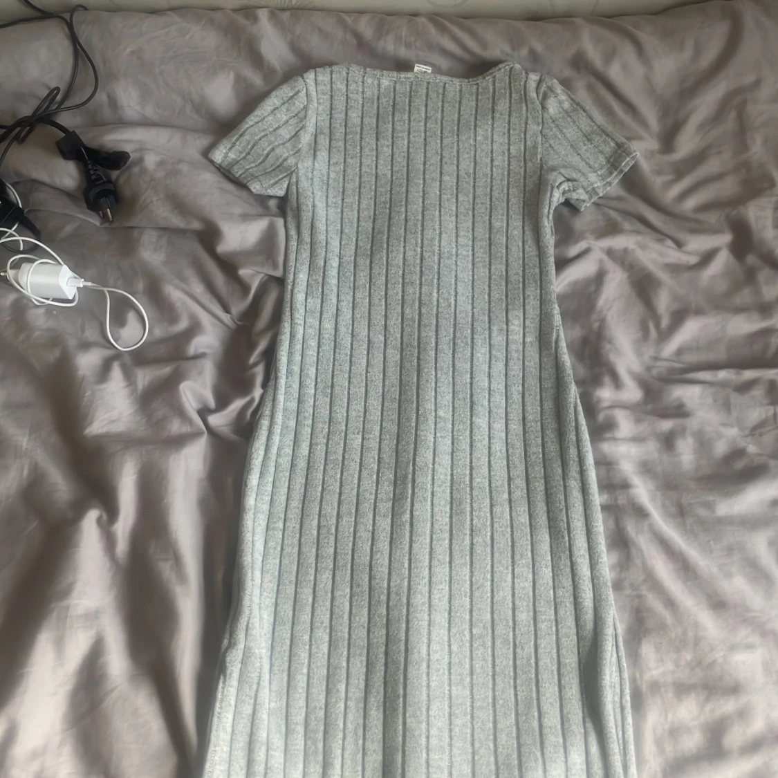 Ljusgrå ribbad stickad klänning - 2