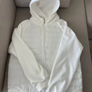 Herrjacka - Herrjacka från VERANI. Endast provad så i helt nyskick. Liten i storlek så passar M och L. Nypris 1099kr. Köparen står för frakten. Pris kan diskuteras vid snabb affär.