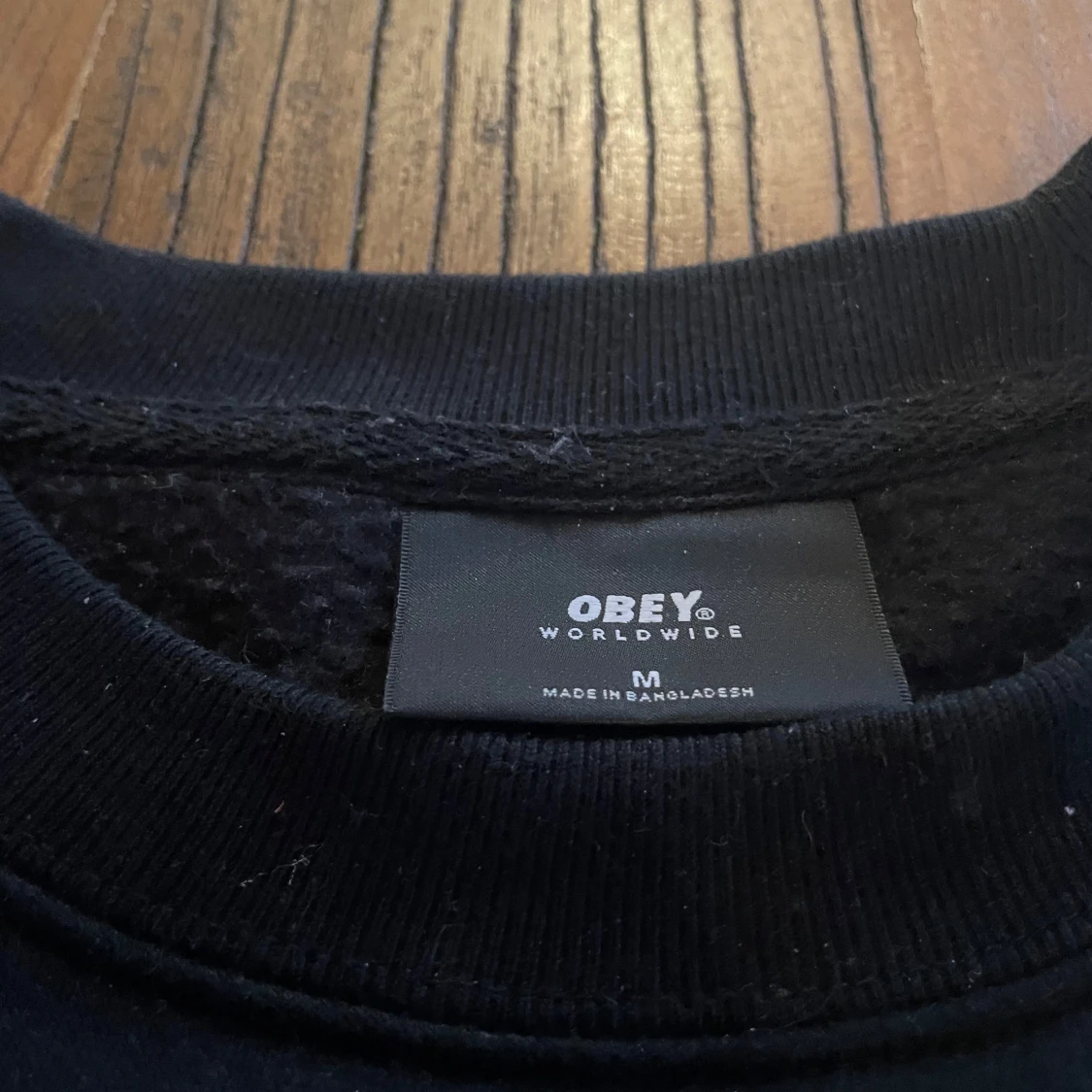 Svart sweatshirt från Obey med broderad logga - 3