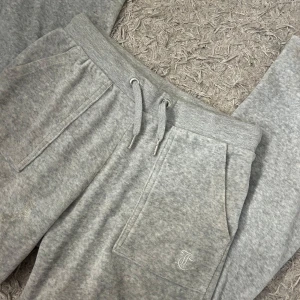 Juicy Couture byxor - Säljer mina jätte snygga grå Juicy Couture byxor då de tyvärr inte kommer till användning💘