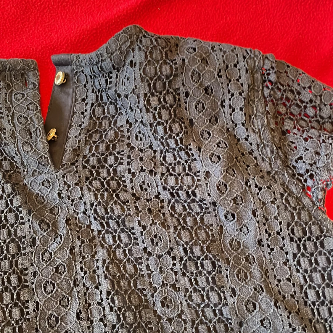 Mörkblå spetsblus från Holly & White - 3