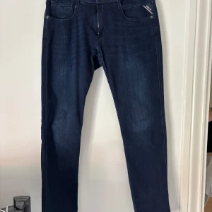 Mörkblå replay  jeans - Snygga mörkblåa replay jeans med slim fit . Använda ett fåtal gånger men inga tecken på användning. Säljer för jag har för många. 
