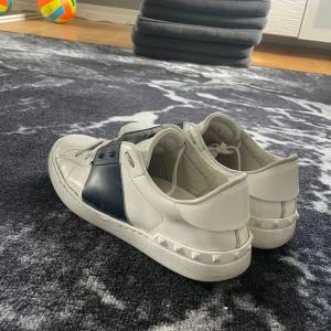 Valentino skor - Säljer ett par vita sneakers från valentino. Perfekta för dig som gillar stilrena men ändå unika skor.