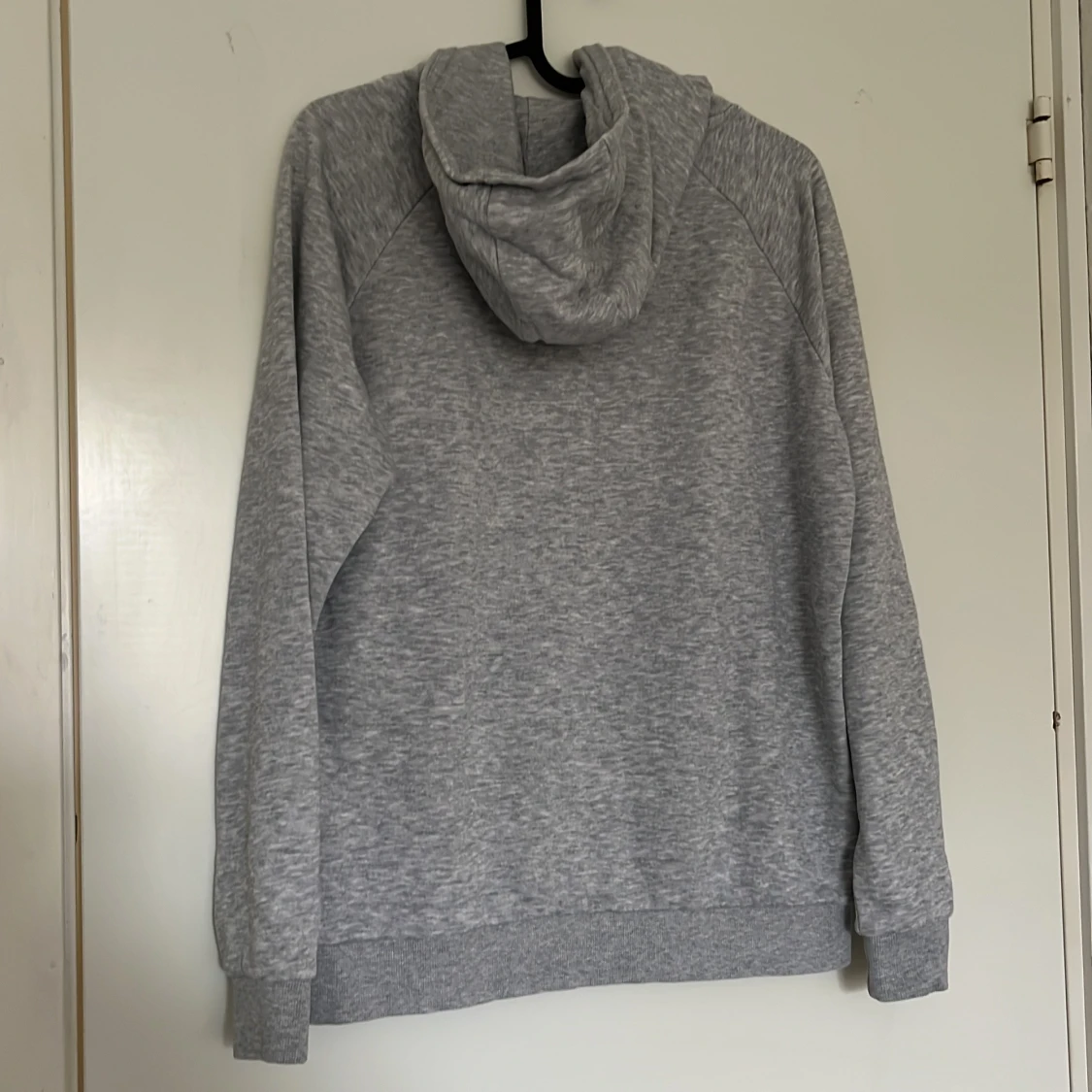 Ljusgrå hoodie från SOC - 1