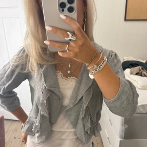 Kofta med volanf - Säljer denna super söta kofta med volanger och korta ärmar❤️❤️