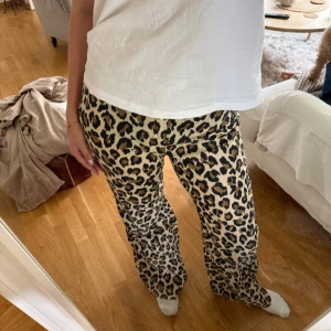 Leopardmönstrade byxor - Leopard byxor från Zara