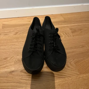 Svarta sneakers från Vagabond - Säljer ett par helsvarta sneakers från Vagabond i storlek 40. För fler bilder skriv privat💗