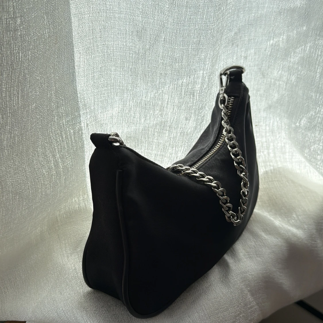 Svart axelväska med kedja - 2