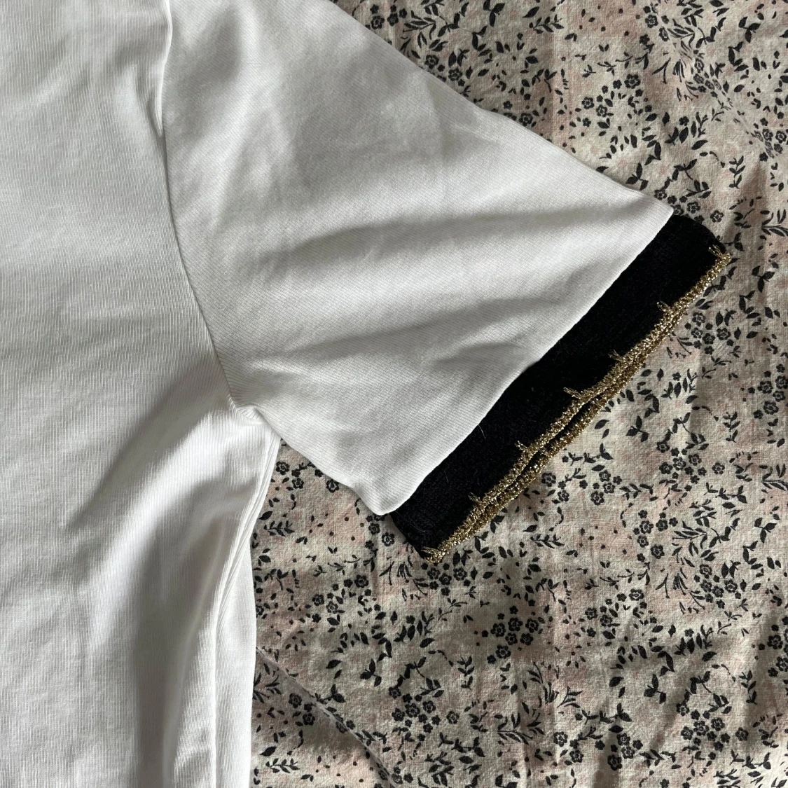 Vit t-shirt med svarta volangdetaljer - 1