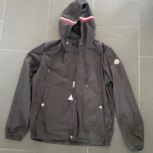 Moncler windbreaker - En riktigt go vindjacka från Moncler, allt scannar på den för dem som undrar. Just nu försöker jag bara få den såld då min brorsa fyller 18 snart. Går oftast ner i pris vid snabb affär. Tar även byten men då ska det helst vara skor.