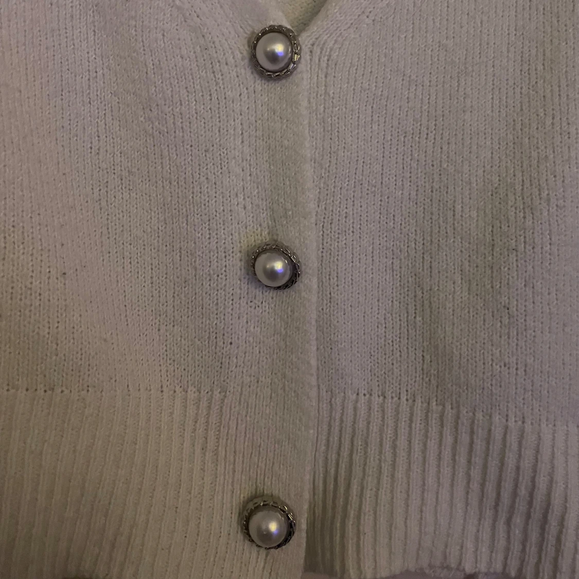 Vit croppad kofta med pärlknappar - 1