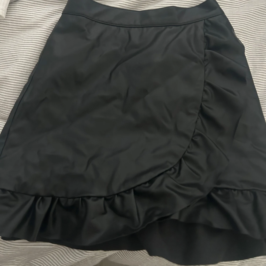 Svart omlottkjol med volang