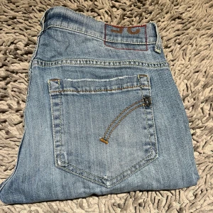 Dondup ”George” jeans  - Snygga dondup jeans I den populära modellen George. Storlek är 35. Hör av er vid frågor eller funderingar!