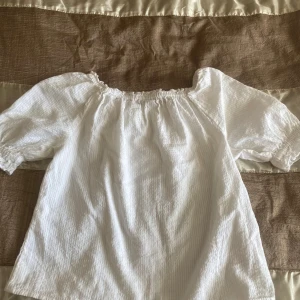Vit blus - Vit blus från H&M. Storlek 140 i barnstorlekar