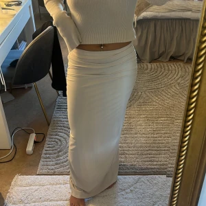Vit långkjol med slits - Säljer en vit långkjol ifrån SHEIN, slits bak och kjolen är rätt så lång. Inga defekter osv💞