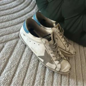 Golden Goose  - Säljer dessa fina golden goose👟 som har sett bättre dagar men är fortfarande i mycket godtagbart skick✅. |Inget og medkommer.| Pris kan diskuteras vid snabb affär, 💸priset är inte hugget i sten.|vid fler frågor är det bara att skriva!😋