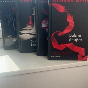 Säljer twilight böckerna 1-4 (på svenska)  - Böckerna är väl använda men inga större skador. Fler frågor kontakta