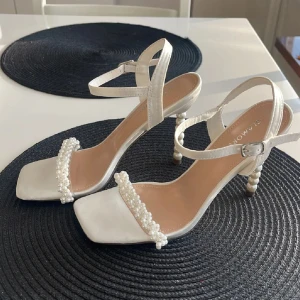 Klackskor med pärldetaljer - Säljer ett par superfina klackskor från Glamorous💕💕 perfekta till bal eller en middag, aldrig använda