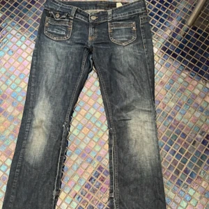 Low waisted Bootcut jeans - Säljer ett par av mina favorit jeans eftersom att dem tyvärr inte kommer till användning. Dem är väldigt små i storleken för att dem sitter lite tajt på mig som vanligt vis har 38 så skulle säga att det passar någon som har 36/S. Jag har även sytt ut dem lite grann så att dem ska bli mer Bootcut men det är inget som syns när dem är på. Pris kan även diskuteras❣️❣️