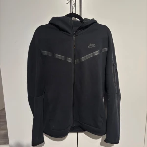 Svart Nike tech hoodie - Storlek L herr  Den är inte jätte använd så den är i bra skick
