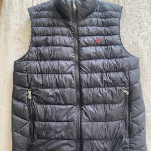 Polo Ralph Lauren väst - Ralph Lauren väst i 8/10 skick. Det står xl och att den är 18-20 år men det är i juniorstorlek. Det är motsvarande S/M i vuxenstorlek. Har ett jätte litet hål vid fickan