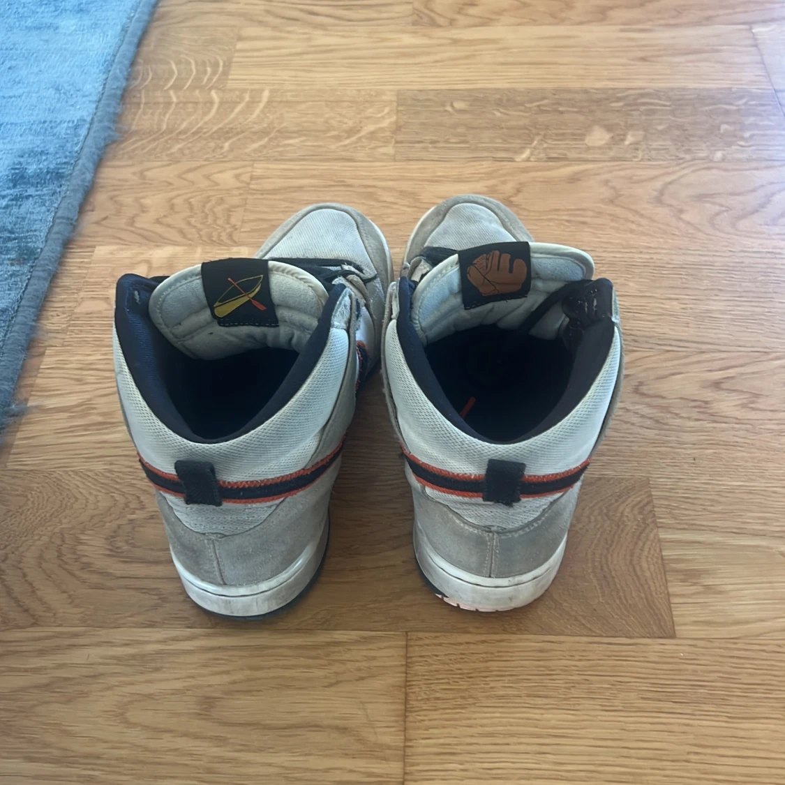 Nike Dunk High grå med svart och röd detalj - 3