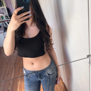 Svart croppad linnetopp från FB Sister - Säljer en svart croppad linnetopp från FB Sister. Toppen har en tight passform och är ärmlös med rund halsringning. Perfekt till jeans eller kjol för en enkel och stilren look.