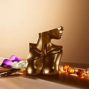 Billie parfym  - Säljer mig parfym som är använd 30-35 sprej, doft av söt vanilj, pris kan diskuteras ❤️ Box ingår 