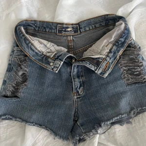 Blå jeansshorts från Crocodile - Säljer ett par blå jeansshorts från Crocodile, dem är mid-high rise, det står inte någon storlek någonstans men jag skulle säga att dom passar xs-s