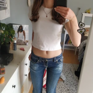 Vit croppad t-shirt - Säljer en enkel och stilren vit croppad t-shirt , inga defekter, säljer eftersom den är för liten för mig. Passar bra till allt och är perfekt för sommaren💘💘