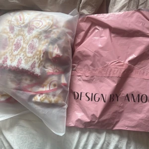 Vit och röd kjol från Design by Amor💘  - Superfin kjol som är köpt för 699kr nypris (topp följer med). Helt ny aldrig använd med lapp kvar. Skickas i orginalförpackning. Ge prisförslag kan gå ner i pris vid snabb affär.