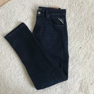 Mörkblå Replay Grover jeans - Säljer ett par mörkblå Replay Grover jeans med klassisk femficksdesign och snygga detaljer. Jeansen har normal passform och raka ben. Hör av dig vid frågor storleken är W29 L32