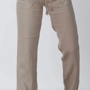 Linnebyxor  - Linnebyxor från Skagenclothing, aldrig använda. De är ljusare än byxorna på bilden men annars samma modell med låg midja. Nypris var 799 då de köptes för ett tag sen men säljer för ett billigare pris för vill göra mig av med de.