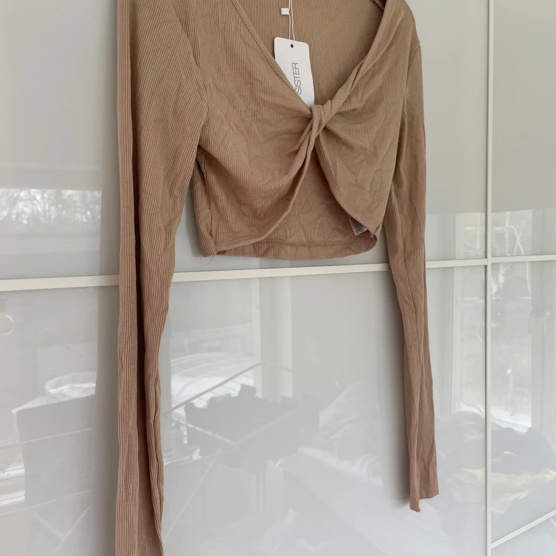 Beige croppad topp med knyt 