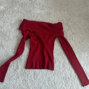 Röd offshoulder ribbad topp - Röd Off shoulder topp från H&M. Sparsamt använd.