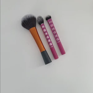 Real Techniques sminkborstar 🧡🖤🩷🤍 - REAL TECHNIQUES Powder Brush, targetea blending brush & multitask cheek brush som jag fått men som jag aldrig använt! Har varit bland mina andra sminkborstar därav har dom några skav osv. Nypris 873kr. FÖRST TILL KVARN!🤍🩷🖤🧡(BUNDLERABATT VID KÖP AV FLER ARTIKLAR!)