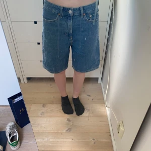 Blå jorts från hm - Säljer att par snygga blåa jorts från hm. Säljer då de inte kommer mycket till användning.