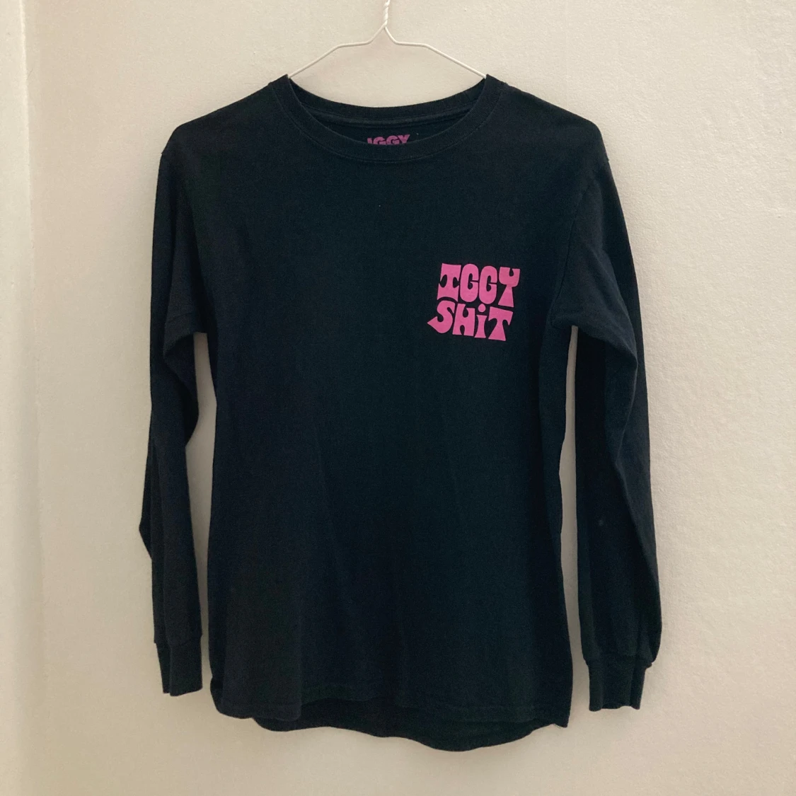 Svart långärmad tröja med rosa tryck från Iggy Shit