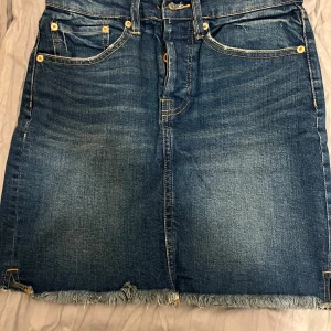 Lågmidjad jeanskjol/ minikjol - Säljer en lågmidjad jeanskjol i nyskick. Den är i storlek XS. Perfekt plagg till sommaren, både snygg och lätt att matcha!