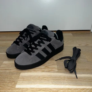 Adidas Campus  - Säljer ett par Adidas Campus i klassisk design. De är använda max 3 gånger och är fortfarande i toppskick – inga märken, inga skador. Riktigt bekväma och passar till allt. Perfekt val för dig som vill ha fräscha sneakers till ett bättre pris. Originalkartong finns tyvärr inte kvar, men skorna är 100% äkta.