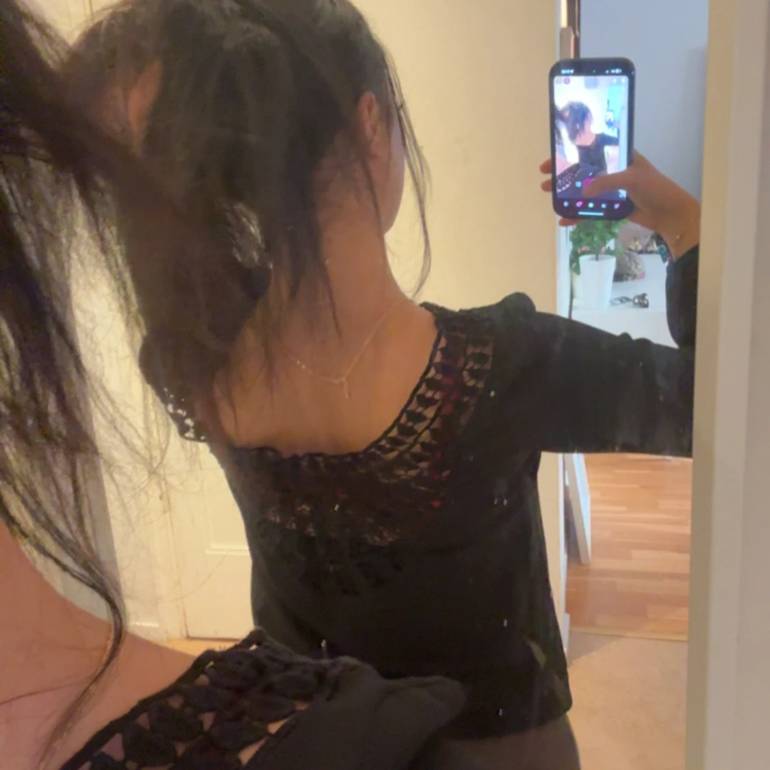 Svart blus med spetsdetaljer från H&M Divided - 1