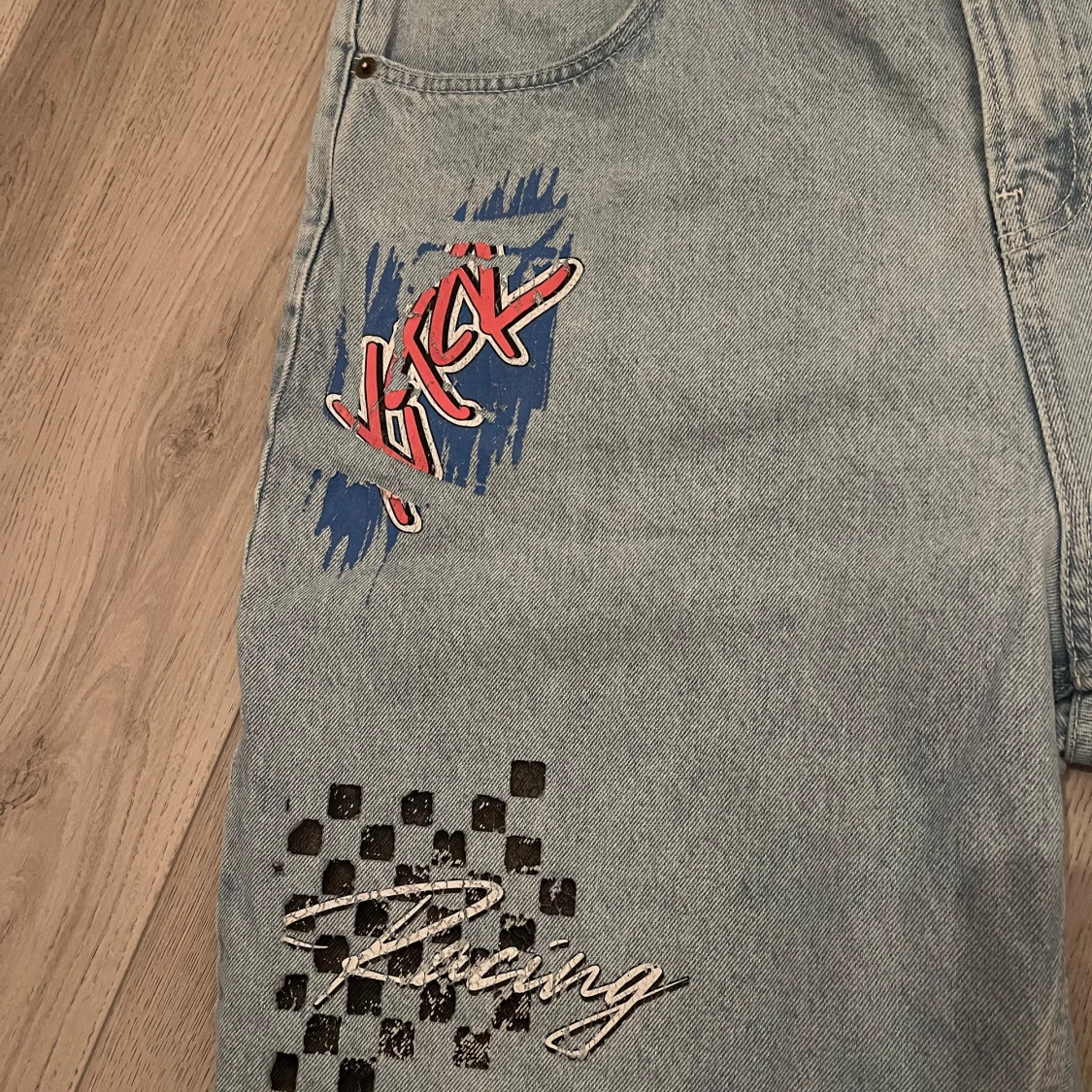 Ljusblå jeansshorts med racingtryck (Baggy) - 2