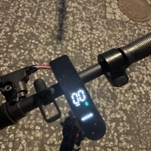 Elsparlcykel E-Wheels. Kan gå ner lite i pris - Säljer en svart elsparkcykel från E wheels med digital display på styret som visar hastighet och batterinivå. Modellen har robust ram, bred fotplatta och handtag med greppvänligt mönster. Perfekt för smidig transport i stan. Går i 30 km/h men for att sänka. Har nyligen bytt däck. Går att hämta ut i Kungsbacka.