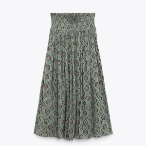 Zara långkjol - Grön långkjol från Zara. Stretchig i midjan och går att reglera med snöret. Använd 2 gånger och i toppen skick! 