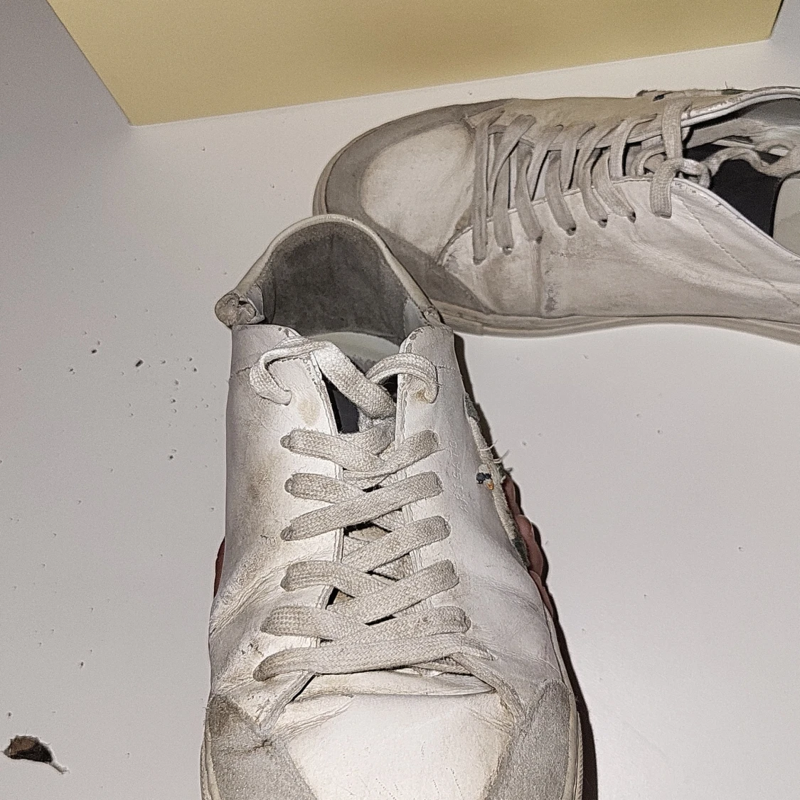 Vita sneakers från Axel Arigato med broderad fågel - 1