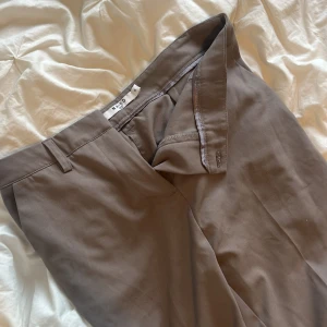 Snygga kostymbyxor  -  snygga kostymbyxor i storlek 38 jätte  jätte bra skick. Säljer pga för stora 