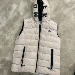 Beige dunväst från Moncler - Säljer en beige dunväst från Moncler.  .
