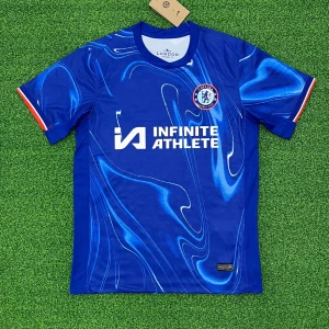Chelsea FC blå fotbollströja 2023/24 - Chelsea FC:s officiella hemmatröja i blått med unikt mönster och klubbmärke på bröstet. Kortärmad modell med vita och röda detaljer på ärmsluten. Tillverkad i lätt och ventilerande material, perfekt för match eller träning.