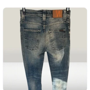 Blå jeans från Nudie Jeans - Riktigt feta nudie jeans som knappt är använda. Storleken kan passa nästan alla storlekar om du känner att din storlek är nära W29 L32
