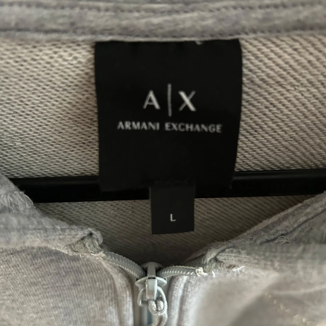 Grå hoodie med dragkedja från Armani Exchange - 1